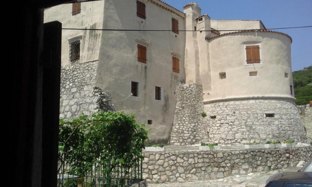 Old Castle Apartment Bakar Exterior photo